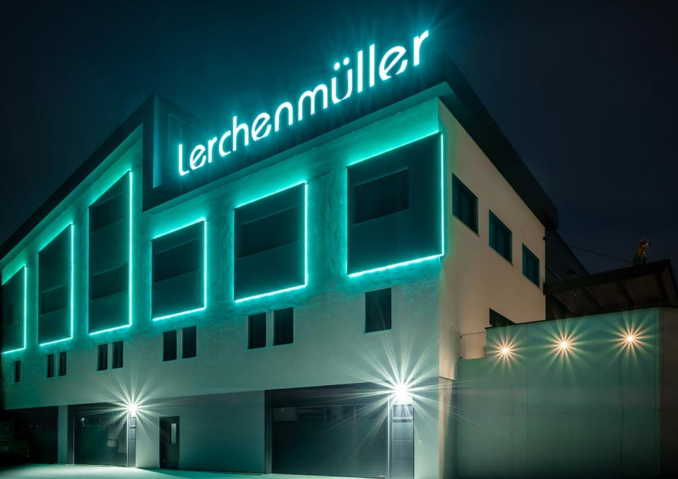 Lerchenmüller Firmensitz bei Nacht: Bild für Webdesign und Social Media Recruiting im Handwerk