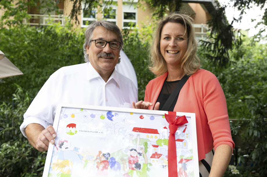 Übergabe eines Geschenks an die Baugenossenschaft Frankenheim e.G.