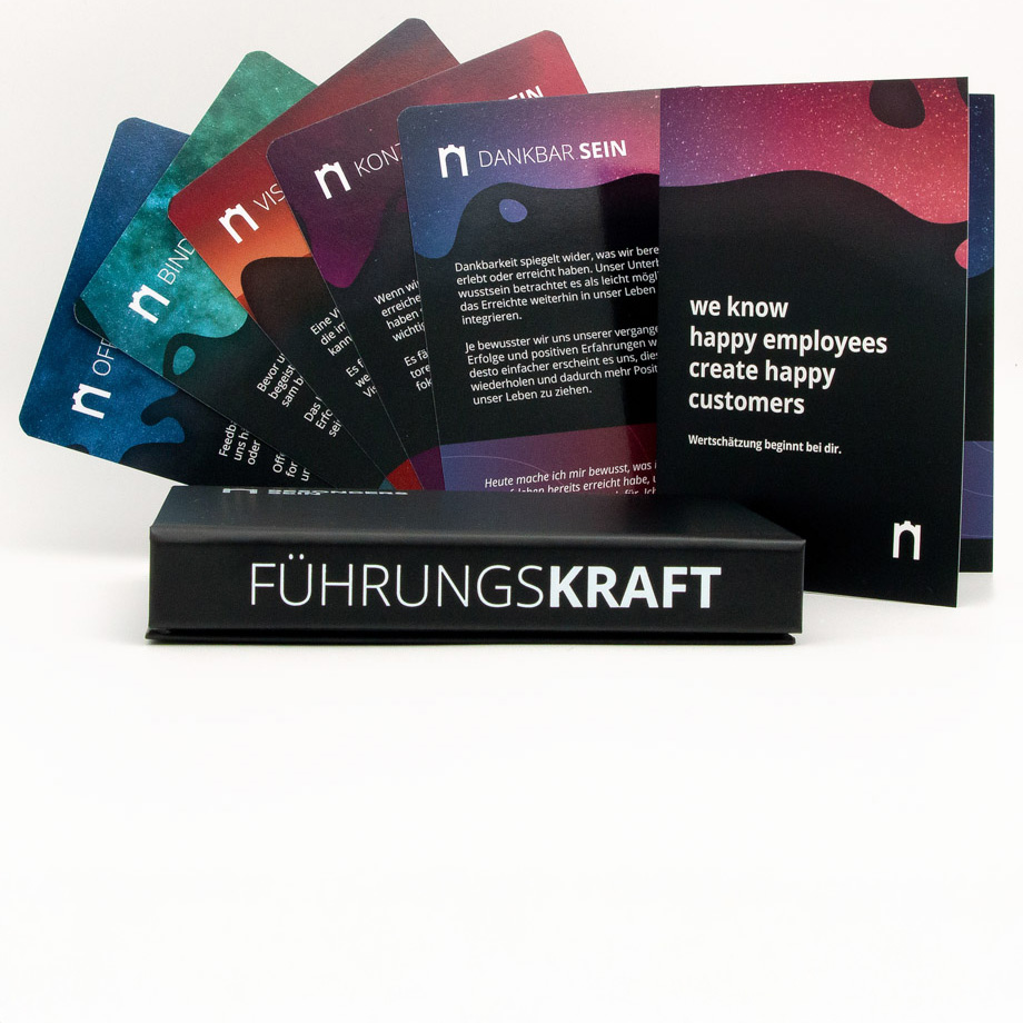 FührungsKraft-Karten aufgefächert mit schwarzer Verpackungsbox im Vordergrund. Produktfoto.